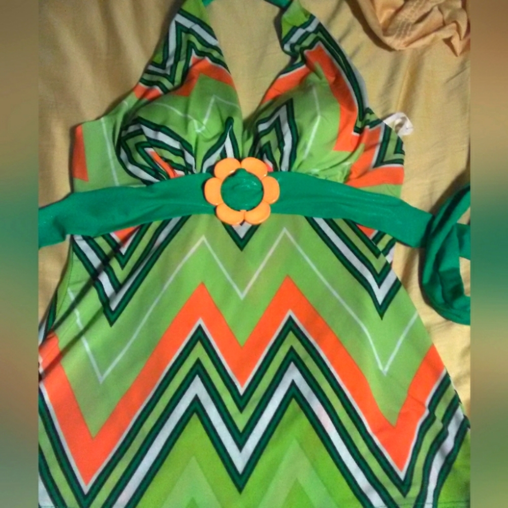 BNWOT GREEN/ORANGE SUPER PRETTY HALTER TOP "UNIQUE" TIES BRA CUP VINTAGE  MED